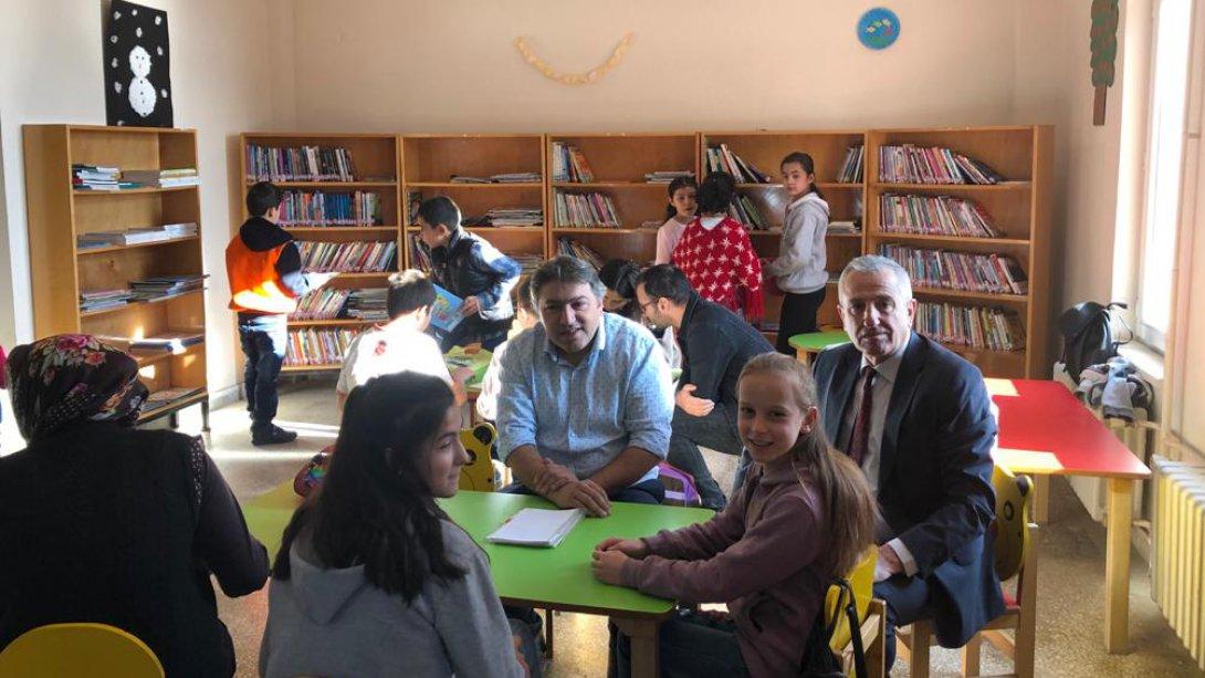 Öğrencilerimiz ve İlçe Milli Eğitim Müdürü Mehmet Nezir EREN Kütüphane'de Buluştu.